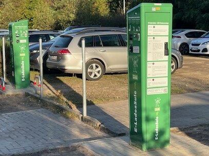 Neue E-Ladesäule auf Parkplatz 4